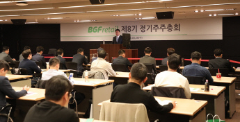 26일 서울 강남구 BGF사옥 본관에서 열린 BGF리테일 제8기 정기주주총회에서 민승배 대표이사가 '히트상품' 강화 전략을 발표하고 있다. BGF리테일 제공